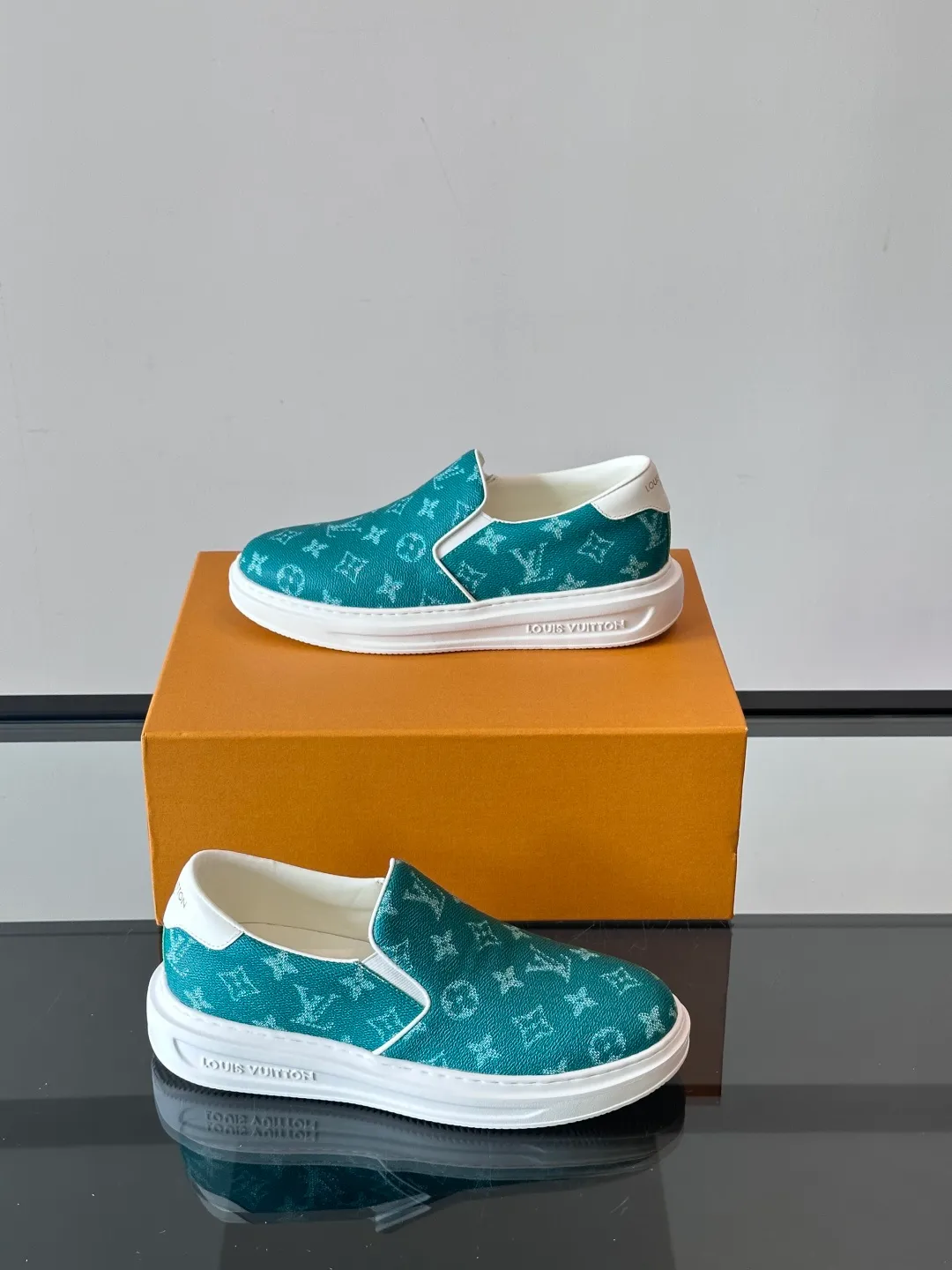 Men's shoes 💰p360 "LOUIS VUITTO＊" Classic presbyopic slip-on loafers are made of classic Damier Gra men's shoes 💰phite canvas, with LV logo embellishment on the shoe body, leather straps decorated with LV metal logo buckles, smooth calf leather trim, and Monogram flower rubber outsole, full of youthful vitality and elegance. Blake craftsmanship and hand-stitched uppers cleverly establish recognition, and the standard sheepskin lining provides a comfortable and soft foot feel! Size: 38-44